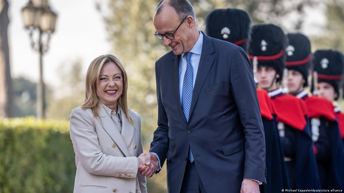 Kryeministrja e Italisë Giorgia Meloni duke shtrënguar duart në takimin në Romë me kancelarin gjerman Friedrich Merz.