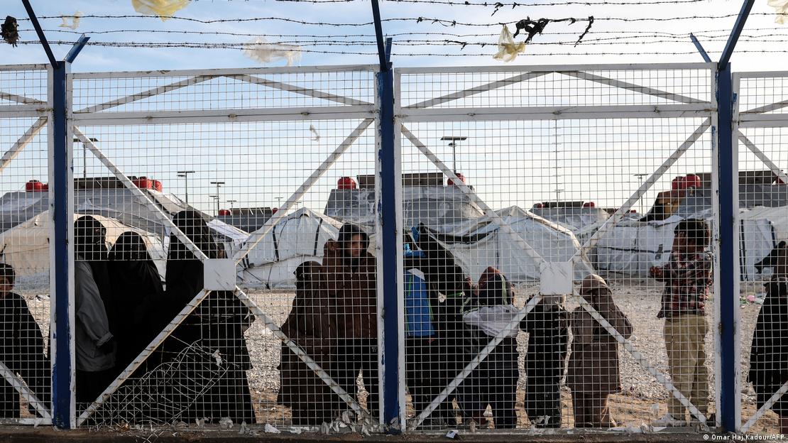 شام الہول کیمپ میں آئی ایس کے مشتبہ جنگجوؤں کی خواتین اور بچے دکھائی دے رہے ہیں شام الہول کیمپ میں آئی ایس کے مشتبہ جنگجوؤں کی خواتین اور بچے دکھائی دے رہے ہیں