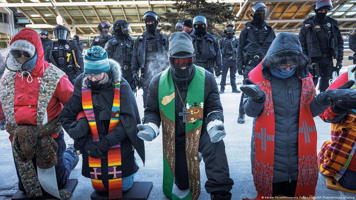 Minnesota: Police arrest clergy members amid ICE protests