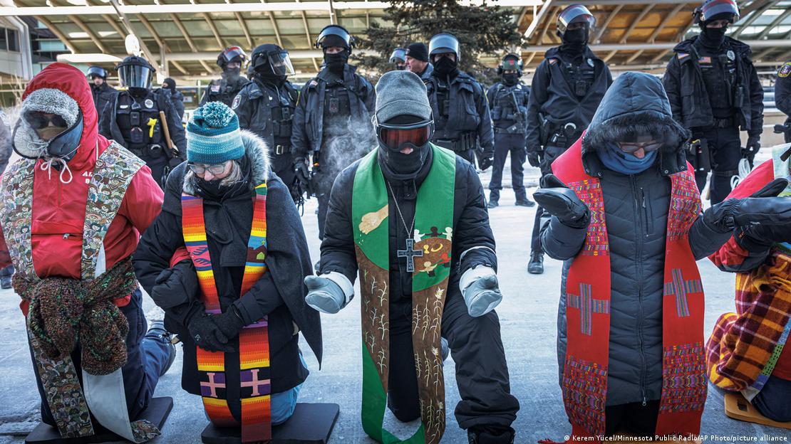 Miembros del clero y activistas comunitarios se reunieron en el Aeropuerto Internacional de Minneapolis-St. Paul para protestar contra los vuelos de deportación, en una protesta pacífica que culminó con decenas de ciudadanos arrestados.