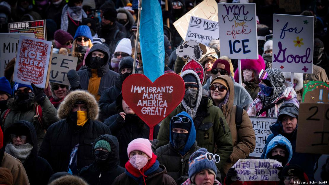 La gente porta pancartas durante la marcha de protesta contra los operativos antiinmigrantes del ICE en Minnesota, durante una multitudinaria manifestación que se desarrolló pese al frío glacial que imperó durante la jornada.