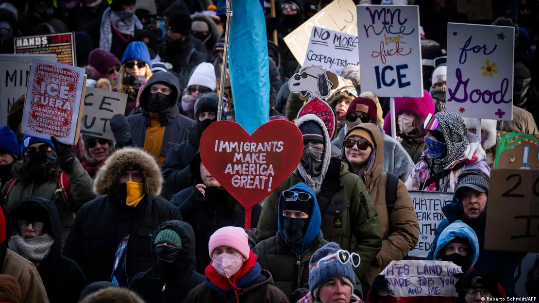 La gente porta pancartas durante la marcha de protesta contra los operativos antiinmigrantes del ICE en Minnesota, durante una multitudinaria manifestación que se desarrolló pese al frío glacial que imperó durante la jornada.