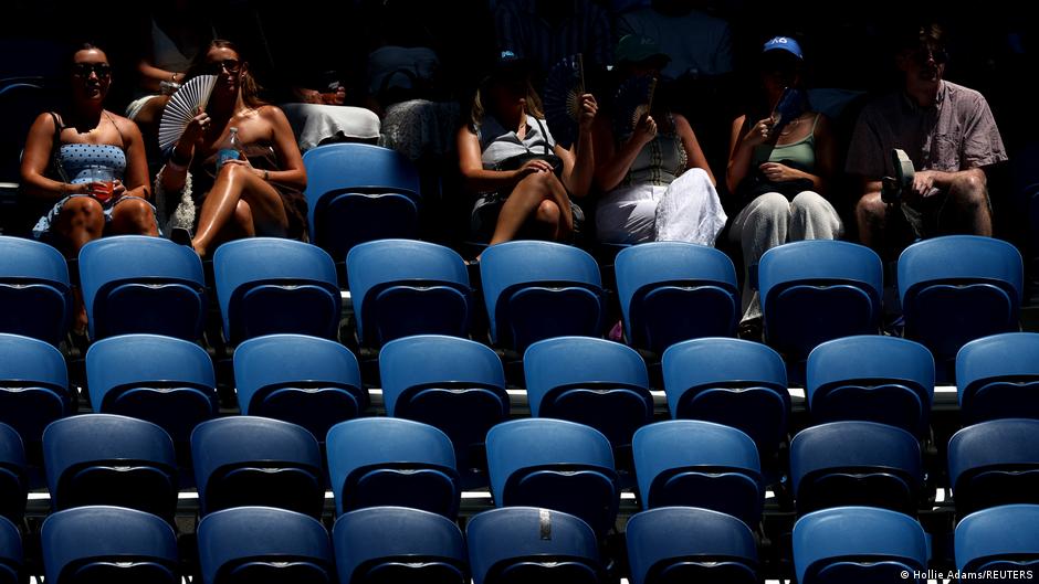 Australian Open: Outside play suspended over extreme heat
