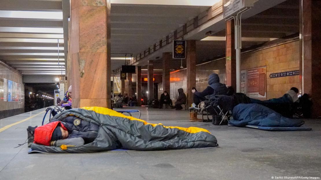 La gente se refugia en una estación de metro durante el ataque aéreo ruso en Kiev (24.01.2026)