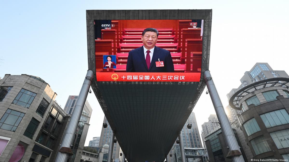英国《经济学人》的一篇文章指出，在中国，机器人或许在成倍增加，消费者却依然情绪低落。对赢得科技竞赛的痴迷，就像美国在无意中向中国领导人施下的一道咒语。