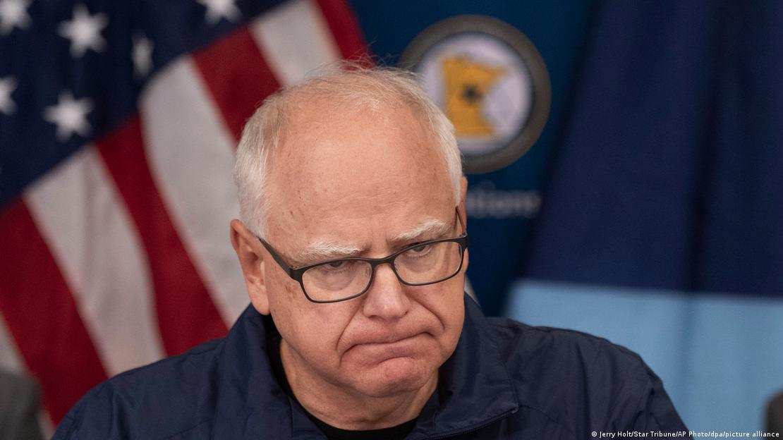 Tim Walz me syzte pas tij flamuri amerikan