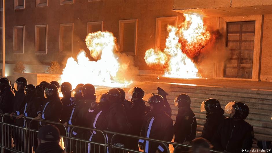 Dhuna shoqëron protestën e opozitës në Tiranë