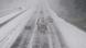 Veículos atravessam estrada coberta de gelo e neve nos EUA