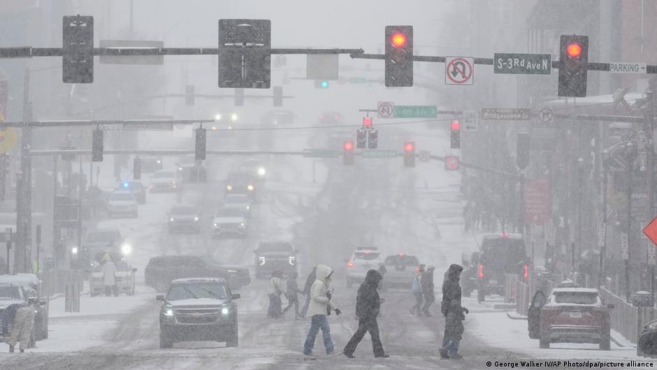 US winter storm: 13,000 flights canceled as temperatures dip