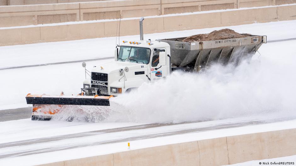 -Historischer-Wintersturm-bringt-Schnee-und-Eis-in-die-USA