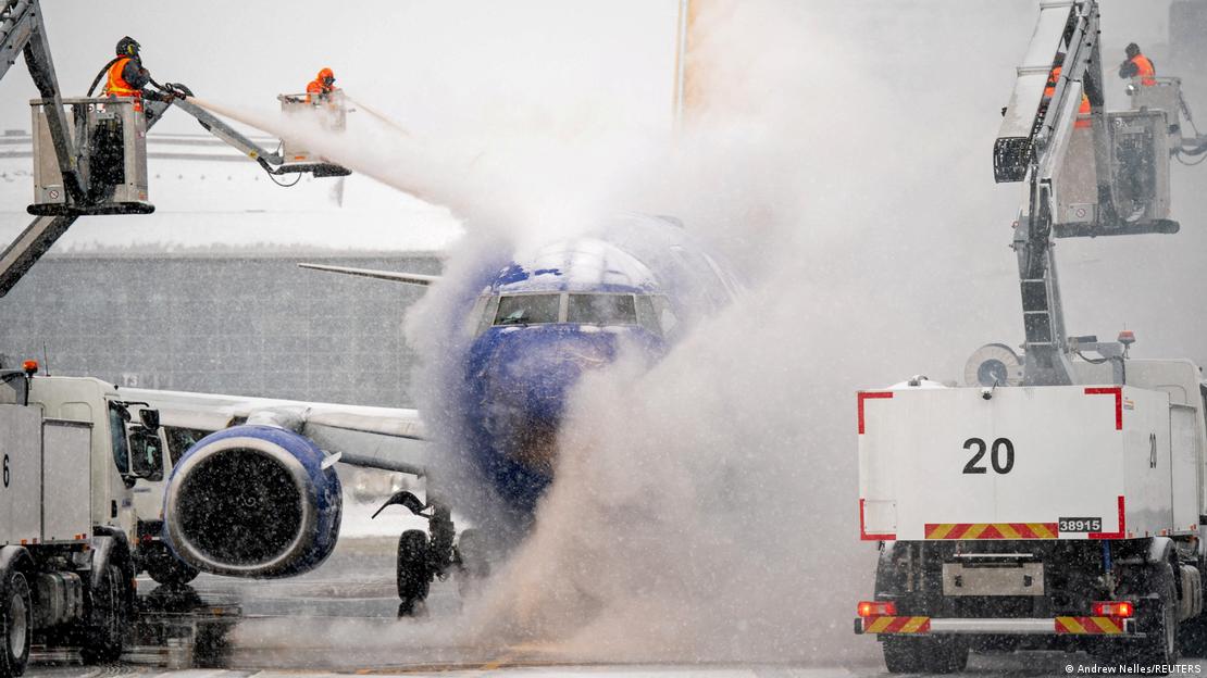 Trabajadores del Aeropuerto Internacional de Nashville descongelan un avión.