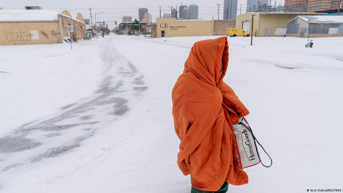 Una mujer sin techo se protege con una manta del frío extremo en la ciudad de Oklahoma.
