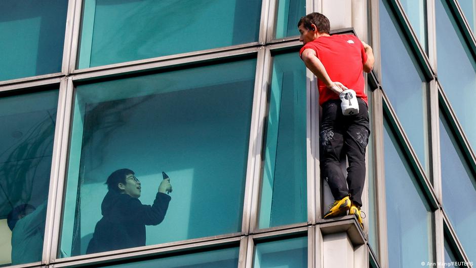 Alex Honnold: US man free climbs Taiwan's 101-story tower