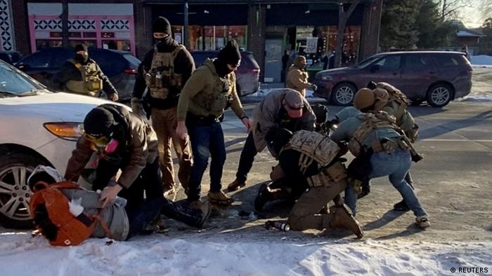 ICE afasta agentes envolvidos em morte de ativista em Minneapolis