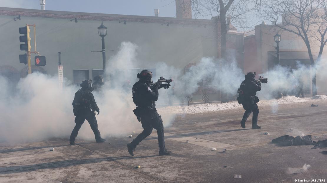 Minneapolis'te protestoculara biber gazı ile müdahale eden üç polis memuru Minneapolis'te protestoculara biber gazı ile müdahale eden üç polis memuru