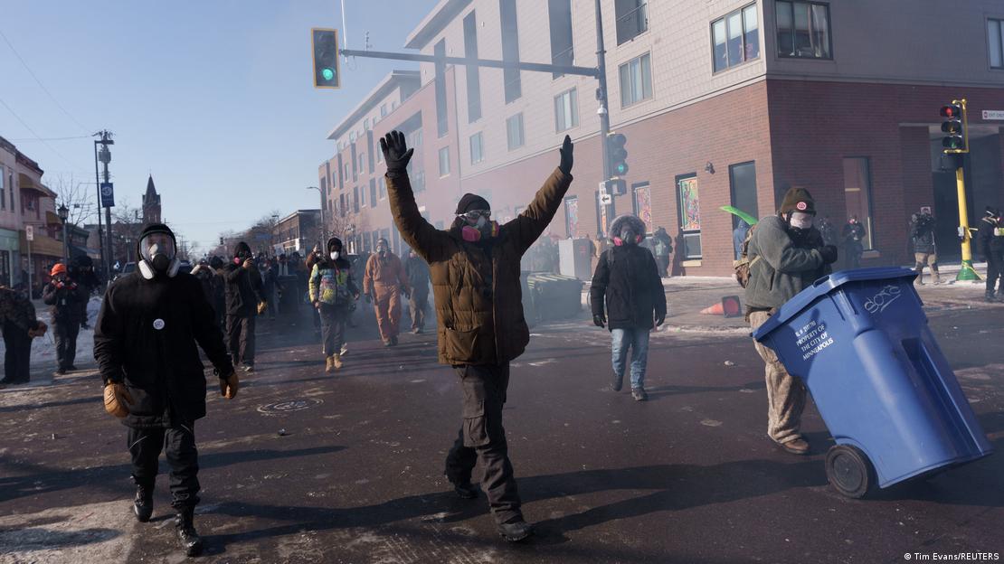 Alex Pretti'nin ABD güvenlik güçlerince öldürülmesinin ardından Minneapolis sokaklarında düzenlenen gösteride, göstericiler maske ile yürüyor Alex Pretti'nin ABD güvenlik güçlerince öldürülmesinin ardından Minneapolis sokaklarında düzenlenen gösteride, göstericiler maske ile yürüyor