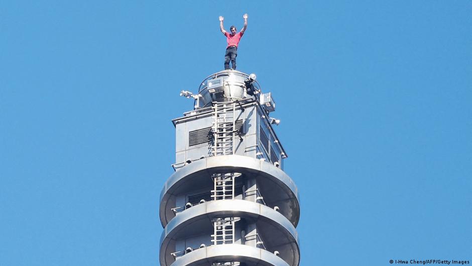 -Sick-Extremkletterer-Honnold-ohne-Seil-auf-Wolkenkratzer