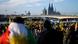 Das Bild zeigt zahlreiche Menschen auf einer pro-kurdischen Demonstration in Köln im Januar 2026, im Hintergrund ist der Dom zu sehen Das Bild zeigt zahlreiche Menschen auf einer pro-kurdischen Demonstration in Köln im Januar 2026, im Hintergrund ist der Dom zu sehen