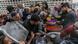 Una organización benéfica distribuye comidas calientes a palestinos desplazados, mientras una multitud, entre la que se encuentran muchos niños, se reúne en medio del frío con la esperanza de recibir una ración de comida en Yan Yunis, Gaza. (Archivo 25.01.2026) Una organización benéfica distribuye comidas calientes a palestinos desplazados, mientras una multitud, entre la que se encuentran muchos niños, se reúne en medio del frío con la esperanza de recibir una ración de comida en Yan Yunis, Gaza. (Archivo 25.01.2026)