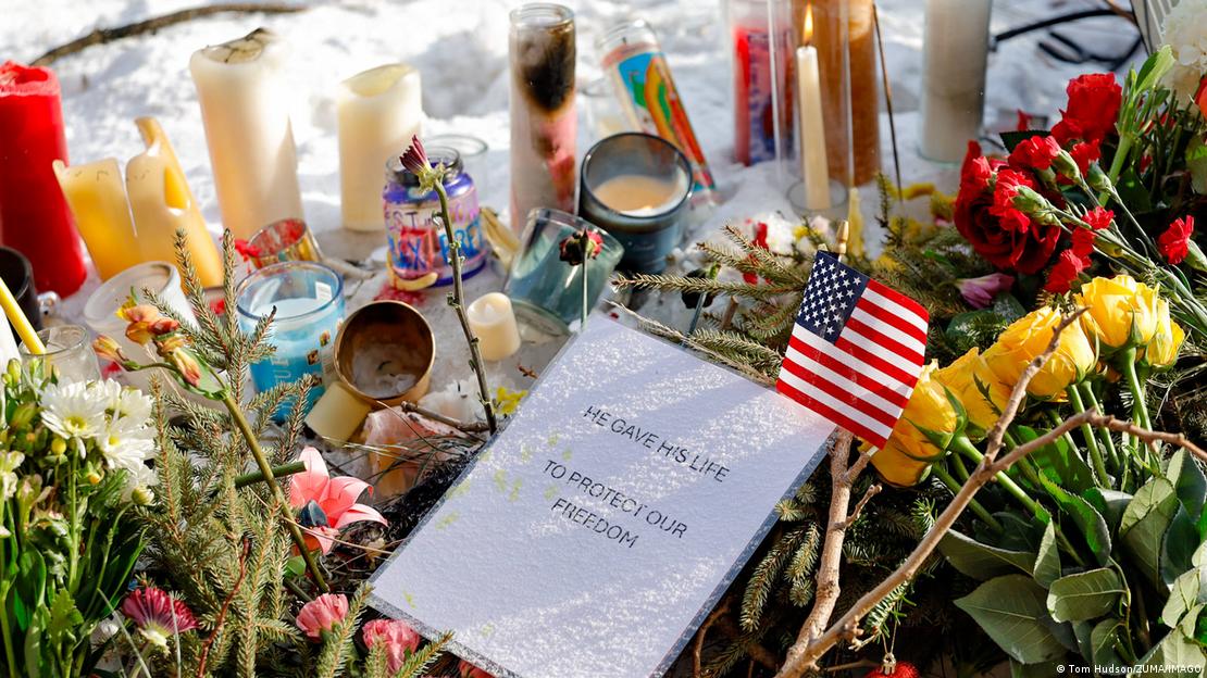 Lule dhe postera në kujtim të Alex Pretti - një letër ku shkruhet: ai dha jetën për të mbrojtur lirinë tonë