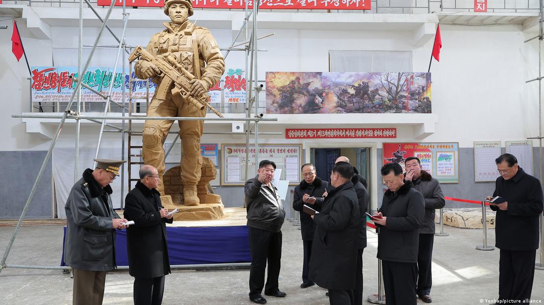 Kim Jong Un visita obras de arte em homenagem aos soldados mortos na guerra da Ucrânia Kim Jong Un visita obras de arte em homenagem aos soldados mortos na guerra da Ucrânia