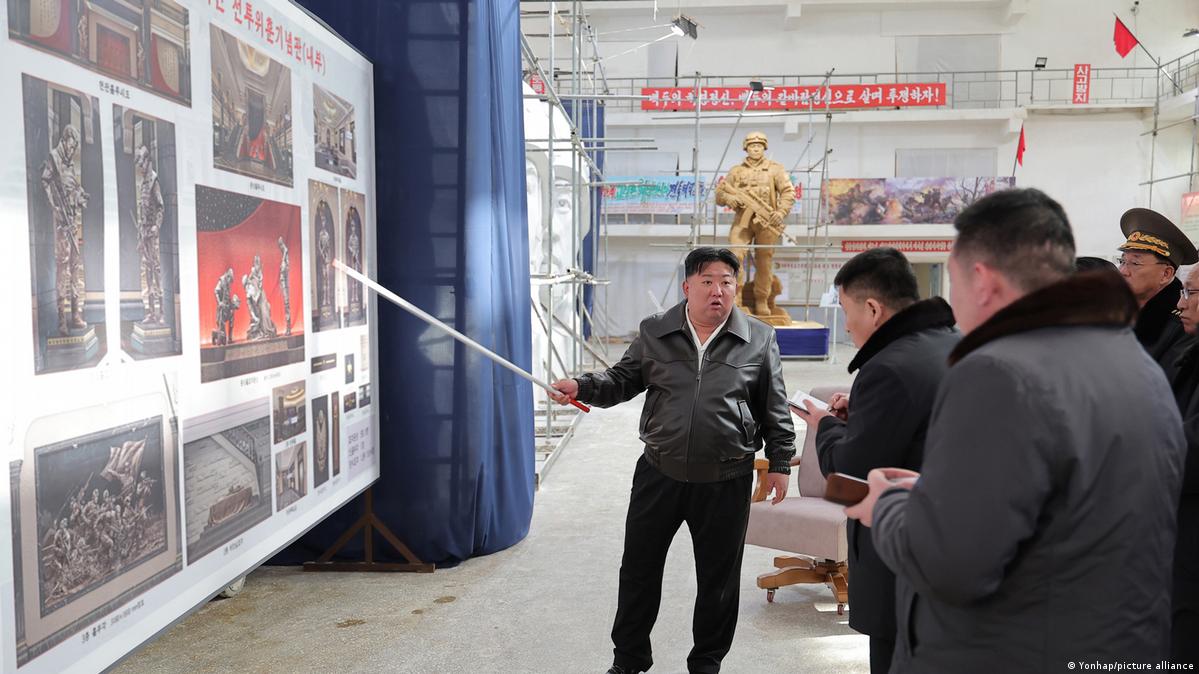 金正恩参观纪念援俄阵亡士兵的展览