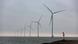 Das Bild zeigt insgesamt Offshore-Windkraftanlagen auf hoher See in der Nordsee Das Bild zeigt insgesamt Offshore-Windkraftanlagen auf hoher See in der Nordsee