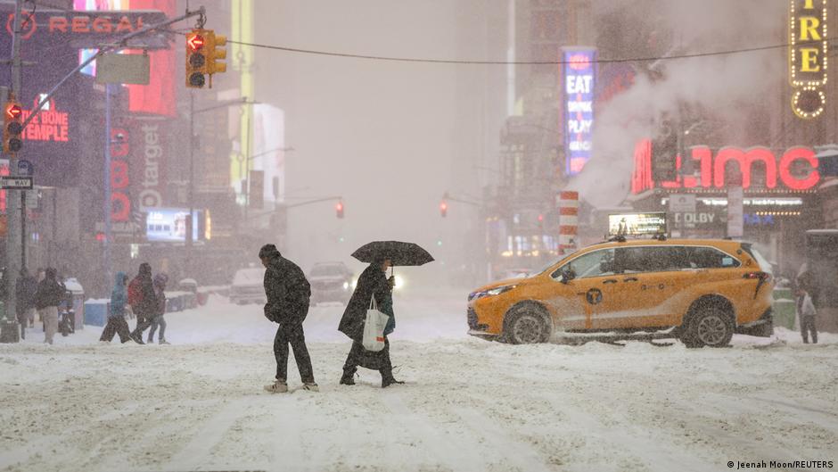 Шторм у США: 10 загиблих, понад 800 тисяч людей без світла