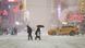 Peatones cruzan Times Square, en Nueva York, en medio de fuertes nevada, con el suelo congelado y poca visibilidad.