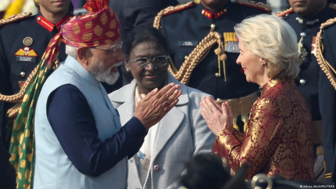 Ursula von der Leyen y Narendra Modi se saludan juntando las palmas de las manos a la altura del pecho con el "Namasté" en Nueva Delhi.
