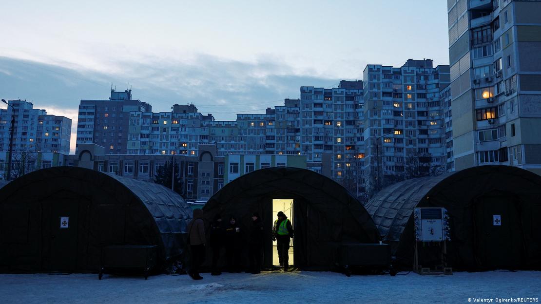 Die Zelte eines Heizpunkts in Kyjiw, eingerichtet nach den russischen Angriffen auf die Energieinfrastruktur im Januar 2026 Die Zelte eines Heizpunkts in Kyjiw, eingerichtet nach den russischen Angriffen auf die Energieinfrastruktur im Januar 2026