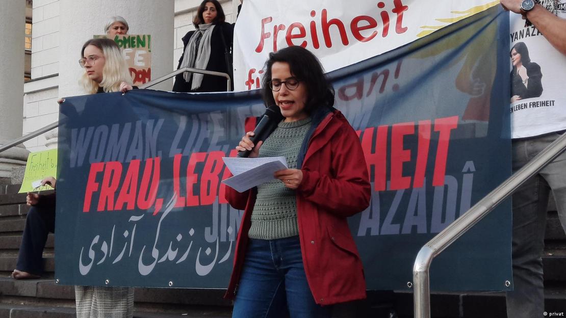 پریسا تنکابنی عضو ایرانی حزب سبزهای آلمان در تظاهرات حمایت از جنبش مهسا در آلمان پریسا تنکابنی عضو ایرانی حزب سبزهای آلمان در تظاهرات حمایت از جنبش مهسا در آلمان