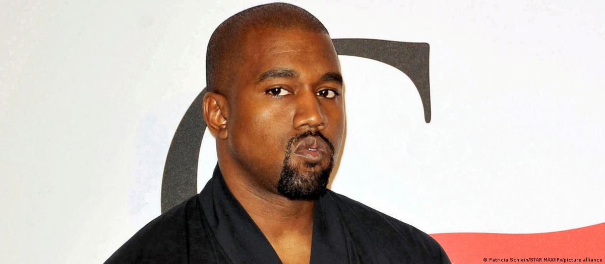 Rapper Kanye West em apresentação pública.