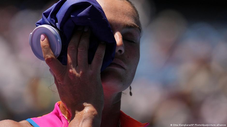 Australian Open tennis encounters extreme heat