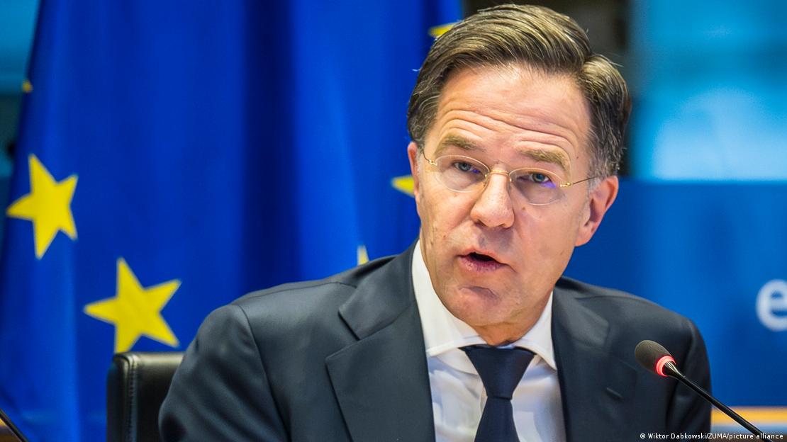 NATO Genel Sekreteri Mark Rutte Avrupa Parlamentosu'nda AB bayrağı önündeki kürsüden konuşurken