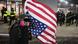 Durante una protesta, un manifestante sostiene una bandera de Estados Unidos al revés. Durante una protesta, un manifestante sostiene una bandera de Estados Unidos al revés.