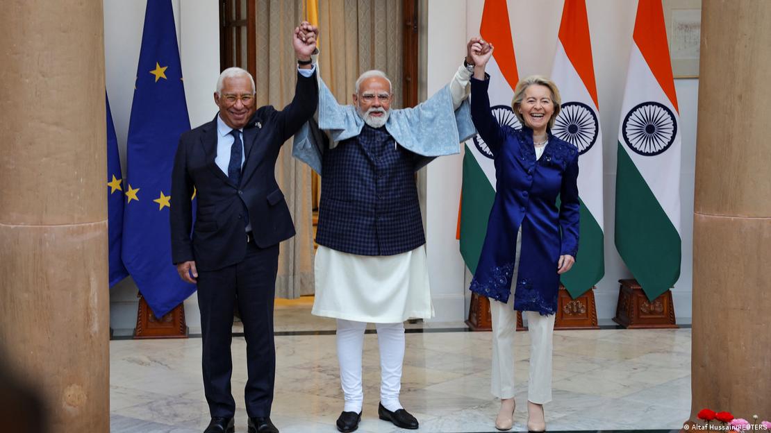 Narendra Modi toma las manos de Ursula von der Leyen y António Costa y las dirige hacia arriba junto con las suyas.