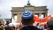 Un hombre judío de espaldas, con una kipá, en una manifestación contra el antisemitismo en Berlín. (Archivo). Un hombre judío de espaldas, con una kipá, en una manifestación contra el antisemitismo en Berlín. (Archivo).