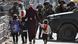 Territoires palestiniens | une femme et ses enfants marchent vers des soldats Territoires palestiniens | une femme et ses enfants marchent vers des soldats