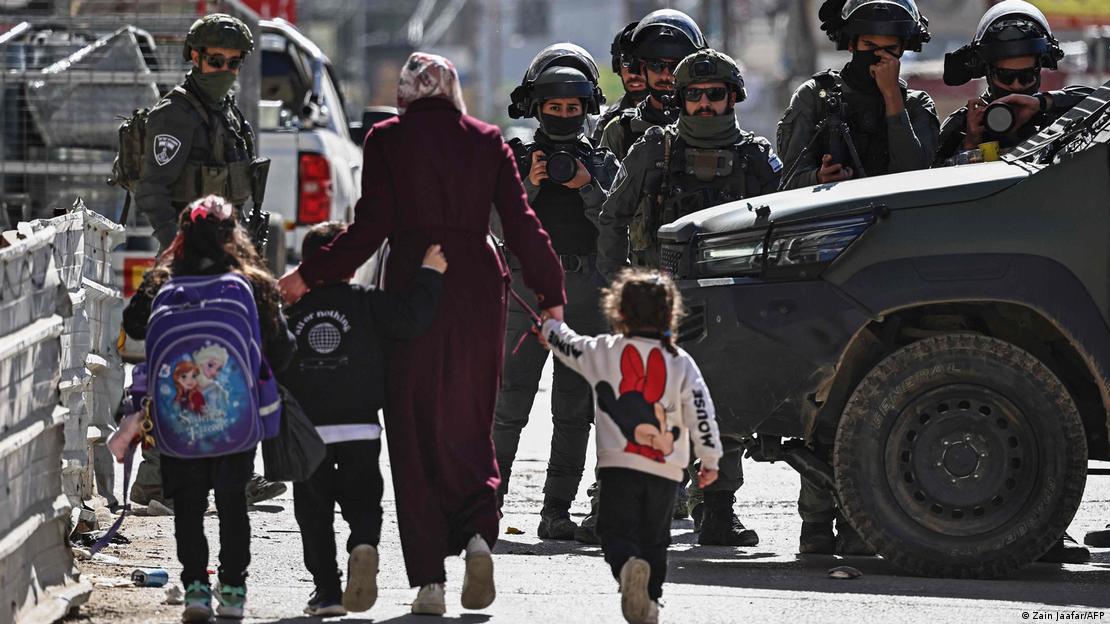 اسرائیلی سیکورٹی فورسز کی جانب سے ویسٹ بینک میں فلسطینیوں کے گھروں پر چاپے معمول کی بات ہیں