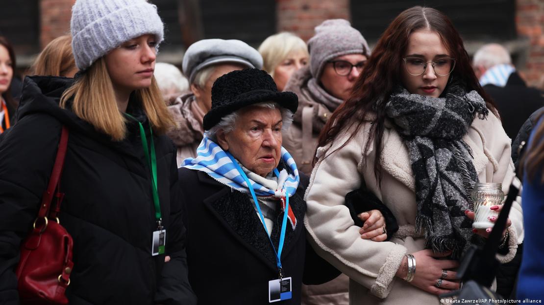 ہولوکاسٹ سے بچ جانے والے آؤشوٹس نازی ڈیتھ کیمپ میوزیم میں کیمپ کی آزادی کی 81 ویں سالگرہ کے موقع پر ہولوکاسٹ سے بچ جانے والے آؤشوٹس نازی ڈیتھ کیمپ میوزیم میں کیمپ کی آزادی کی 81 ویں سالگرہ کے موقع پر