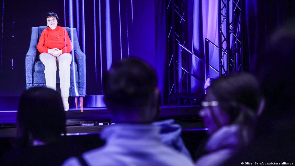 HOLO-VOICES — keeping the memory of the Holocaust alive