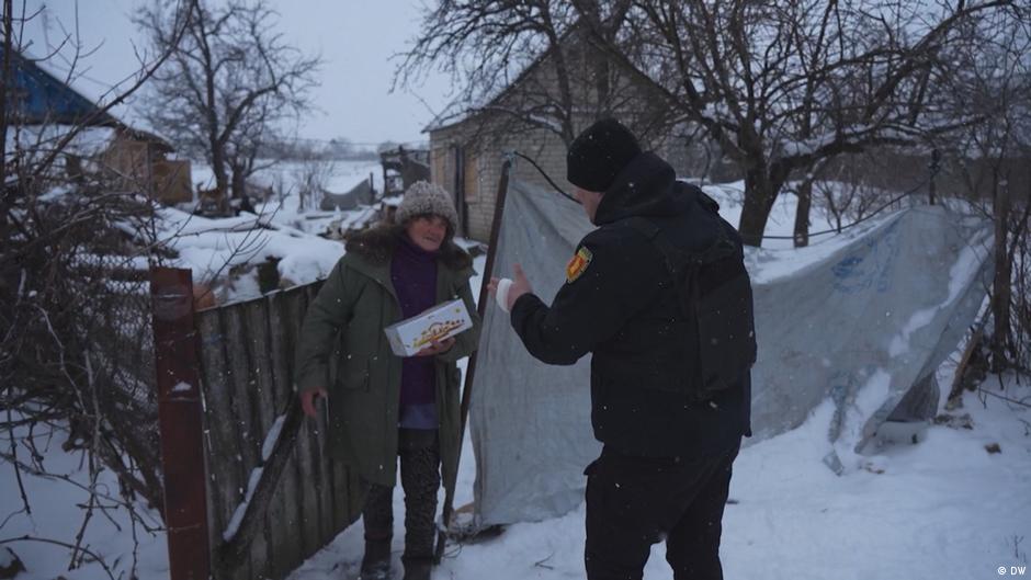 Cold weather, Russian attacks force Ukrainians to evacuate