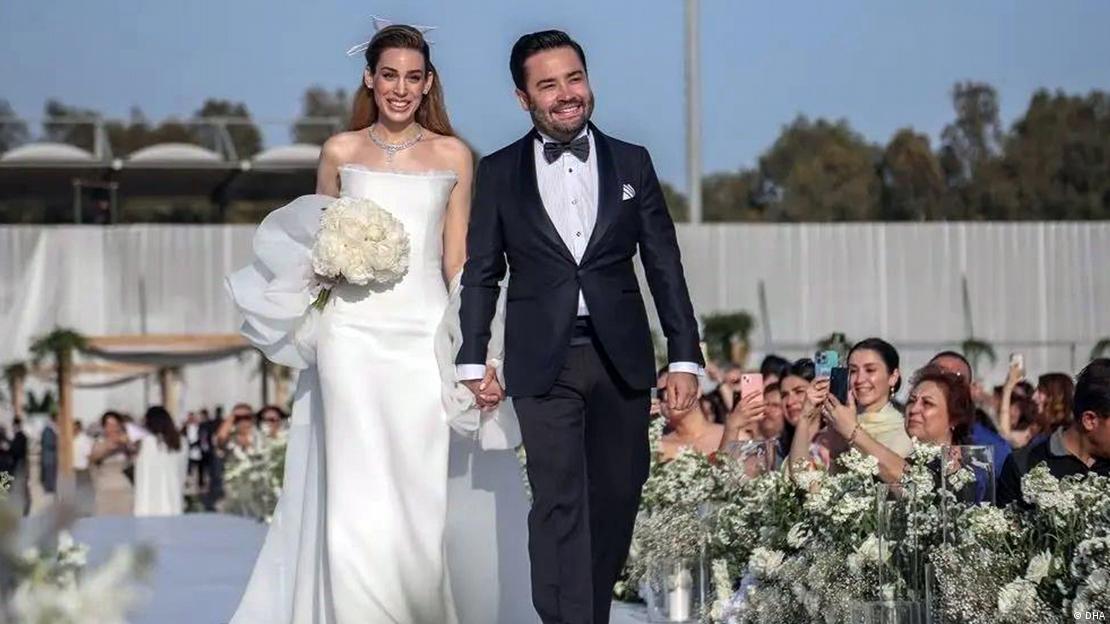 Gökhan Böcek ve boşandığı eşi Zeynep Kerimoğlu'nun düğün resmi. 2022 tarihli düğünde gelin ve damat el ele yürüyor Gökhan Böcek ve boşandığı eşi Zeynep Kerimoğlu'nun düğün resmi. 2022 tarihli düğünde gelin ve damat el ele yürüyor