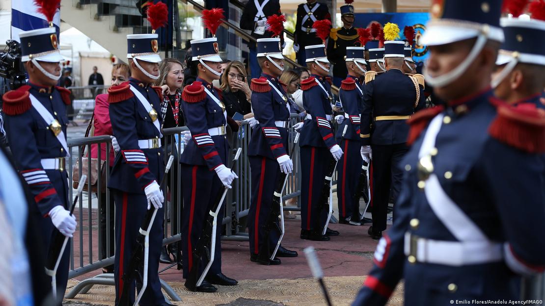 Policías y militares se ubican afuera del Congreso antes del inicio de la ceremonia de juramentación, en Tegucigalpa (27.01.2026)