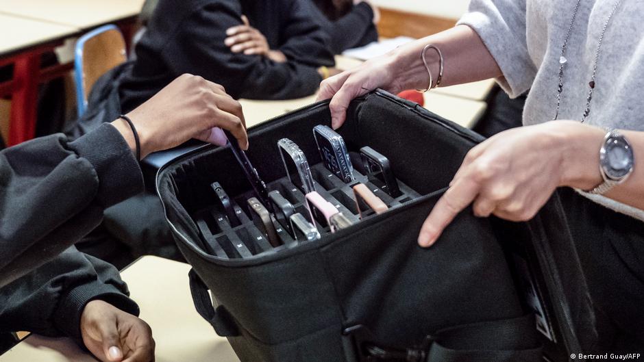 France moves towards banning social media for under-15s