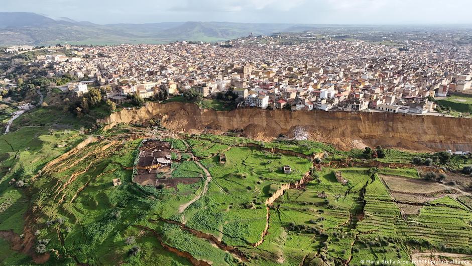 Місто над прірвою: наслідки зсуву в Нішемі на Сицилії (фото)