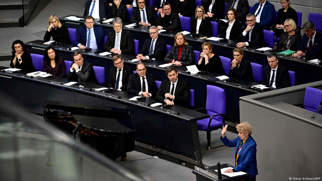 La sobreviviente más joven del Holocausto perpetrado por la Alemania nazi, Tova Friedman, durante su discurso en la Cámara Baja del Parlamento alemán.