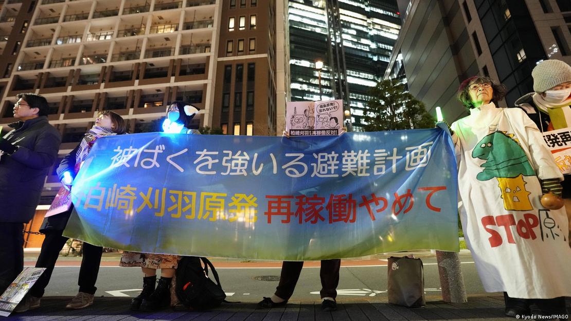 Personas con pancartas en una protesta en las calles de Tokio contra el reinicio de la central nuclear de Kashiwazaki-Kariwa. (21.01.2026). Personas con pancartas en una protesta en las calles de Tokio contra el reinicio de la central nuclear de Kashiwazaki-Kariwa. (21.01.2026).