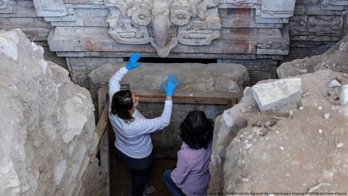 La tumba zapoteca del año 600 reveló pintura mural en cinco colores y elementos escultóricos excepcionales en San Pablo Huitzo, Oaxaca.